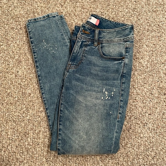 Cabi style #5492. Cinch skinny lightly distressed - Picture 3 of 4